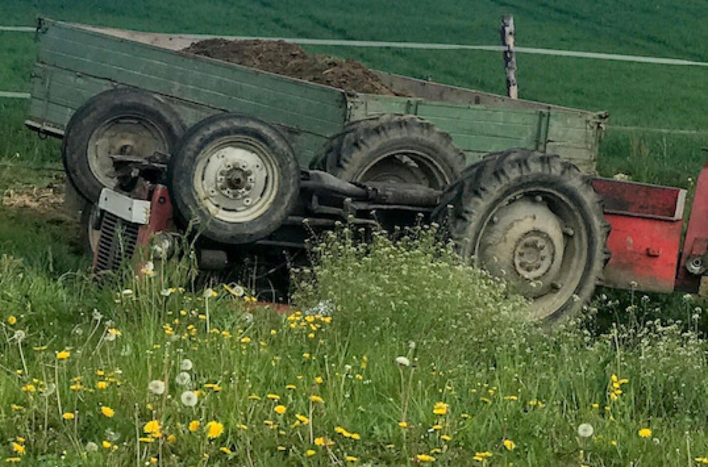 Der 40-Jährige geriet bei dem Unfall unter den Traktor und verstarb an der Unfallstelle.