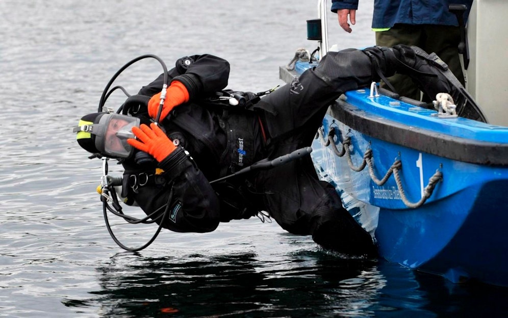 Ein Polizeitaucher am Bodensee. Symbolbild