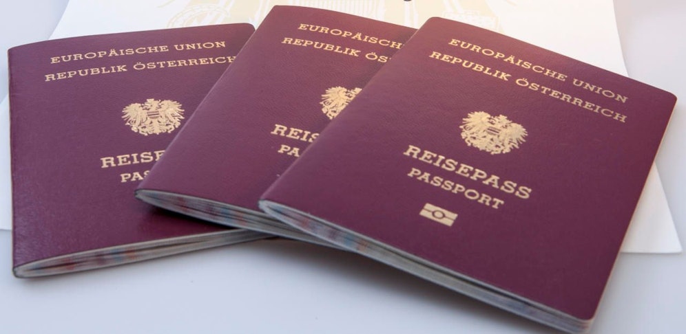 Reisepässe der Republik Österreich auf einem Tisch. Symbolfoto.