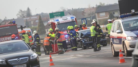 Auf der Welser Autobahn hatte ein Fahrzeug eine Biertisch-Garnitur verloren. Folge: Stau, Verkehrschaos und ein Auffahrunfall.