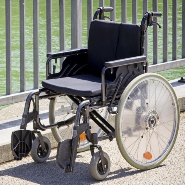 Der Mann dürfte aus seinem Rollstuhl in den Fluss gestürzt sein.