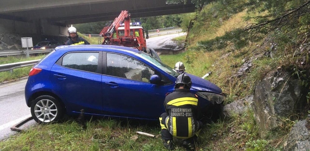 Die Florianis stellten den Wagen zurück auf seine Räder. 