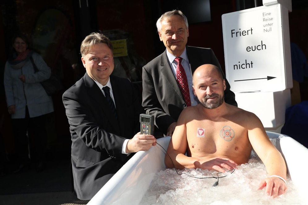 Stadtrat Michael Ludwig (SPÖ) eröffnete gemeinsam mit Eisschwimmer Josef Köberl und dem Präsidenten des Brennpunkt-Fördervereins Gerhard Glinzerer die neue Schau "Friert euch nicht" im "Brennpunkt"-Heizungsmuseum.