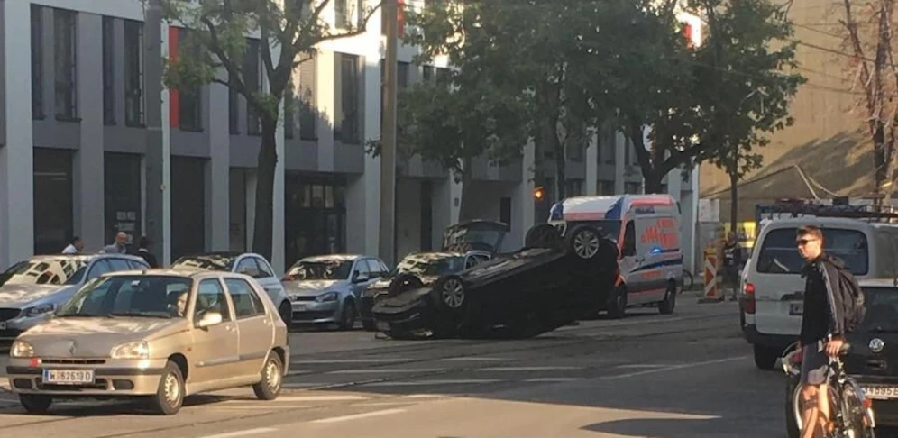 Das Auto überschlug sich - der Lenker wurde verletzt.