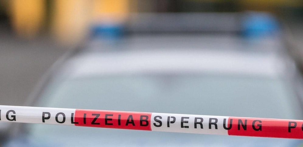 Die Polizei ermittelt im Leichenfund.