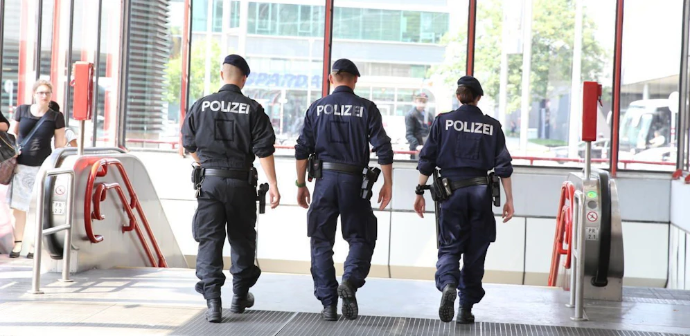 Die Polizei nahm die Männer fest.