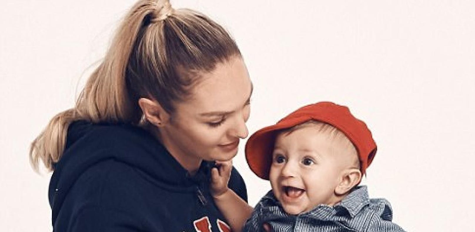 Candice Swanepoel posiert mit ihrem Sohn für "Gap"