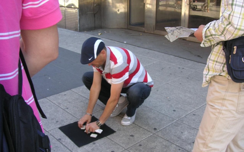 Vorsicht vor den Hütchenspielern - sie sind professionelle Betrügerbanden!