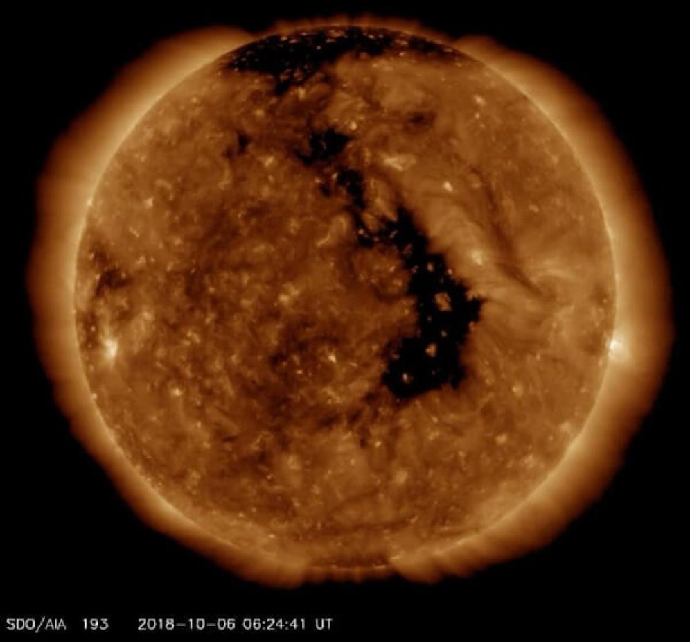 Das koronale Loch (dunkler Bereich) auf der erdzugewandten Seite der Sonne.