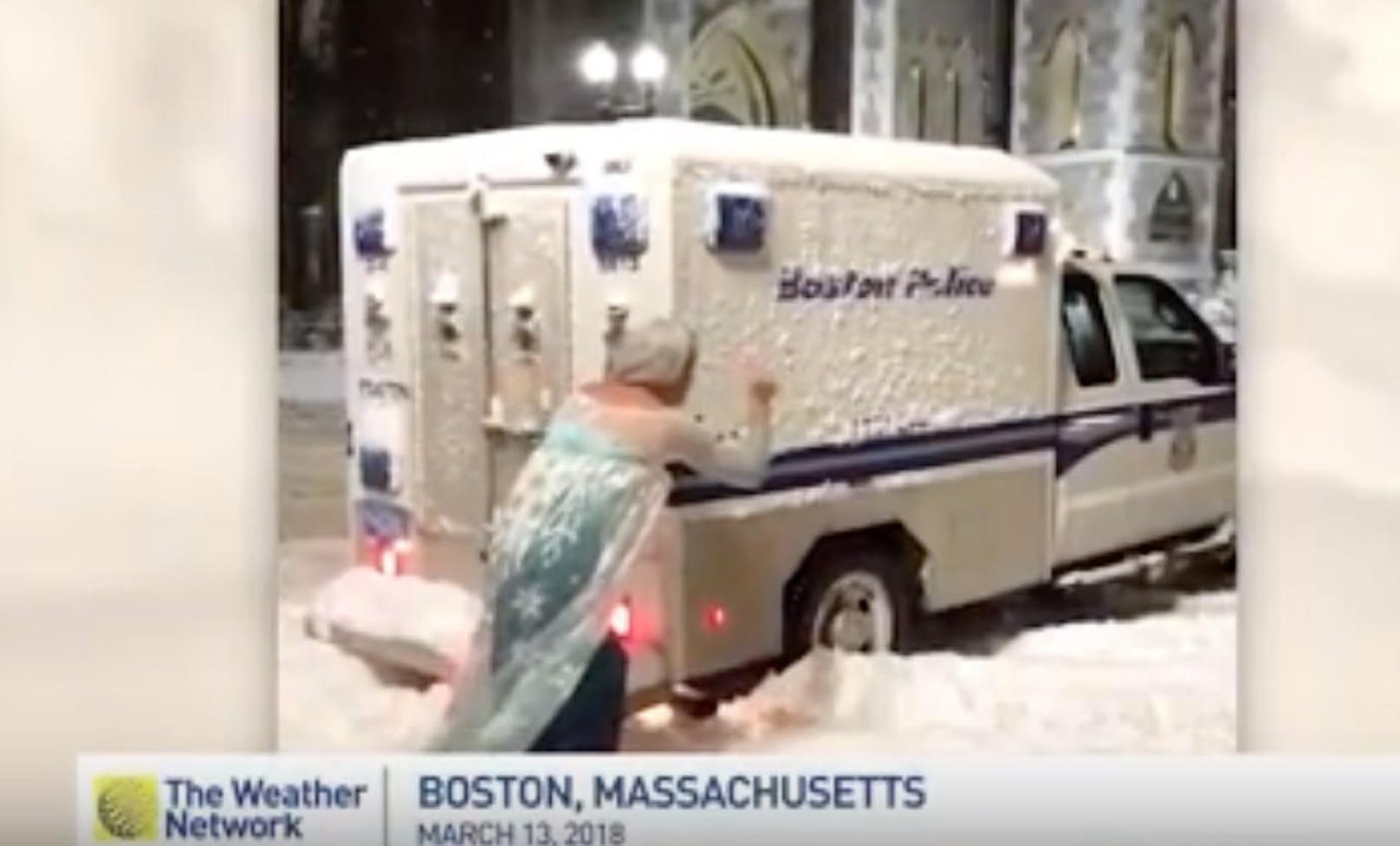Fast so anmutig wie das Original! Anwalt Jason Triplett alias &quot;Eiskönigin Elsa&quot; befreit den Polizeiwagen in Boston aus dem Schnee. 
