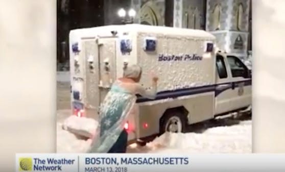 Fast so anmutig wie das Original! Anwalt Jason Triplett alias "Eiskönigin Elsa" befreit den Polizeiwagen in Boston aus dem Schnee.