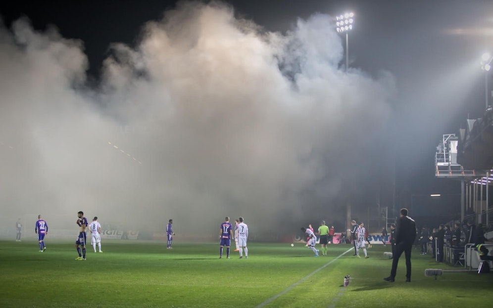 Rauchbombe der Austria-Fans beim 0:2 gegen den LASK.  