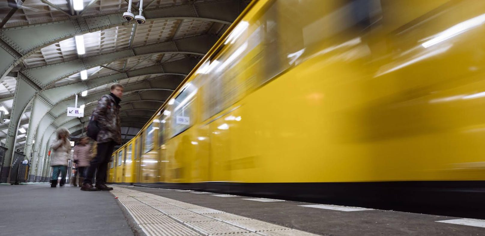 In Berlin ist eine 26-Jährige von einer U-Bahn erfasst und tödlich verletzt worden.