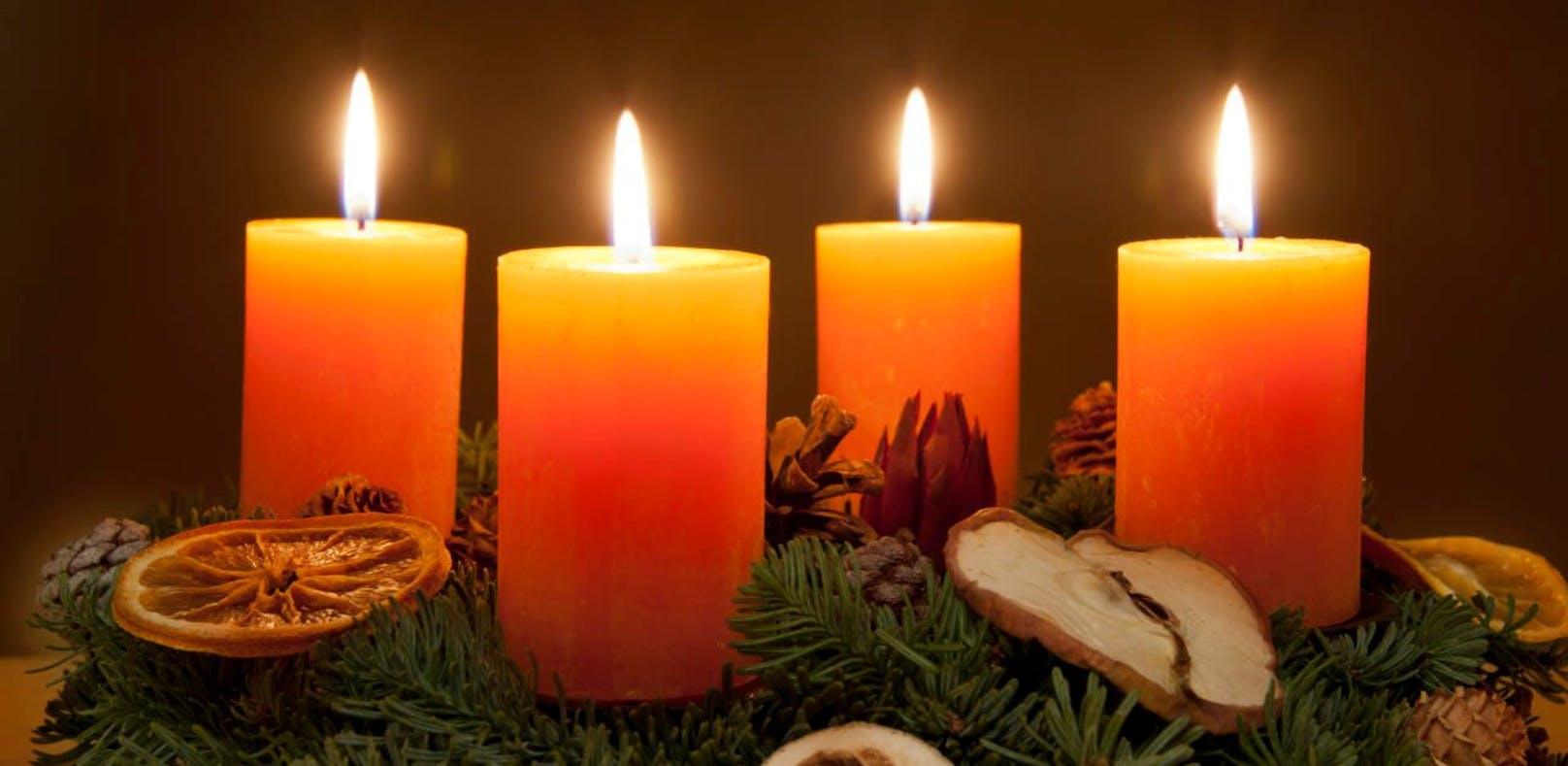 Heute, am 24. Dezember, brennen alle Kerzen am Adventkranz.