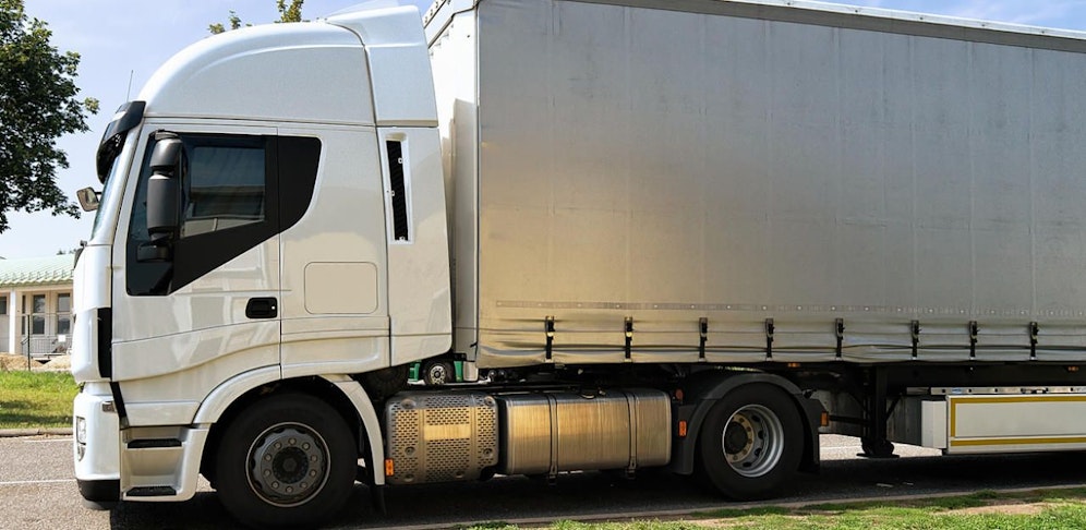 (Symbolfoto): Die Polizei hat am Sonntagvormittag in Nußdorf-Debant (Osttirol) fünf afghanische Flüchtlinge aus einem Sattelauflieger befreit.