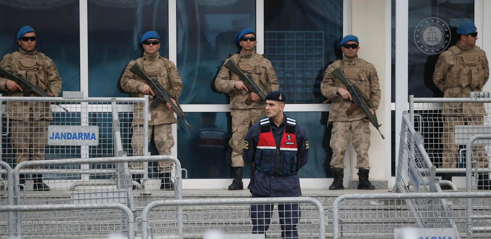 (Symbolbild)  Türkische Soldaten bewachen einen Prozess gegen einen Demonstranten.