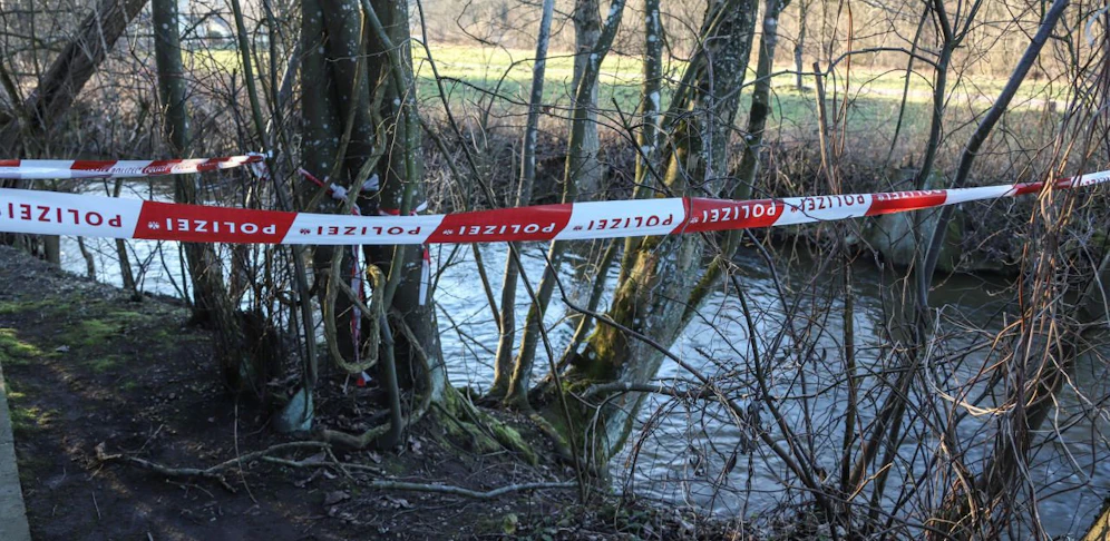 Die Frau stürzte in den Bach und ertrank.