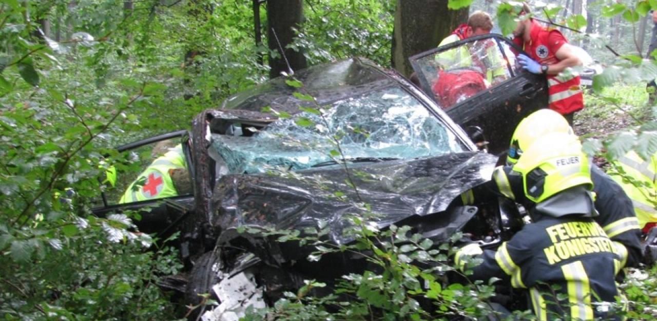 Heute.at - Lenker (17) bei Crash in Baum schwer verletzt