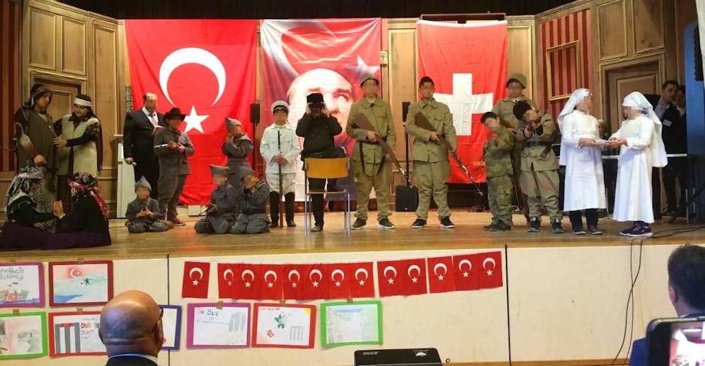Im Schweizer Thurgau stellten Volksschüler die Schlacht von Gallipoli nach: Mehrere Kinder halten Spielzeugwaffen in der Hand.