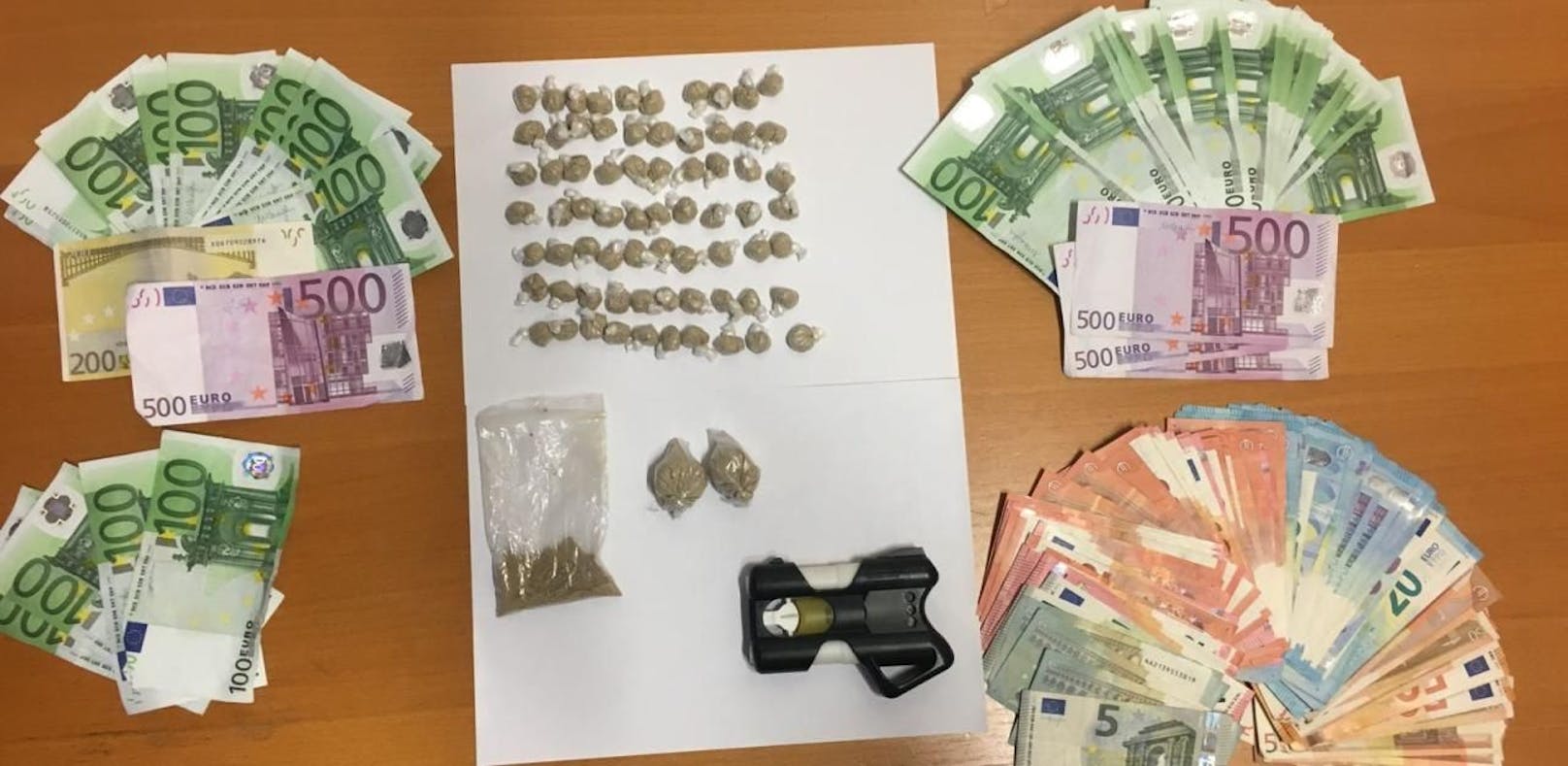 Die Polizei stellte Drogen und Bargeld sicher