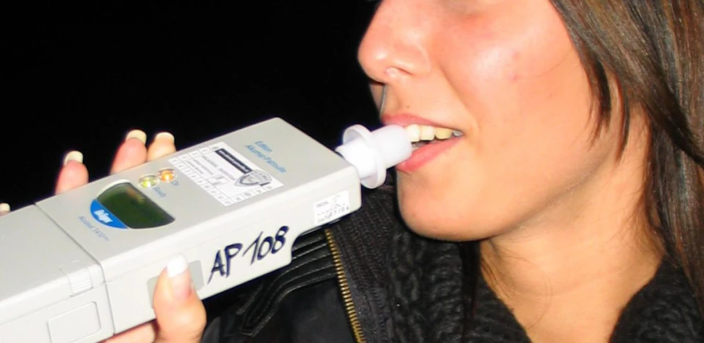 Eine Frau bei einer Alkoholkontrolle. Symbolfoto