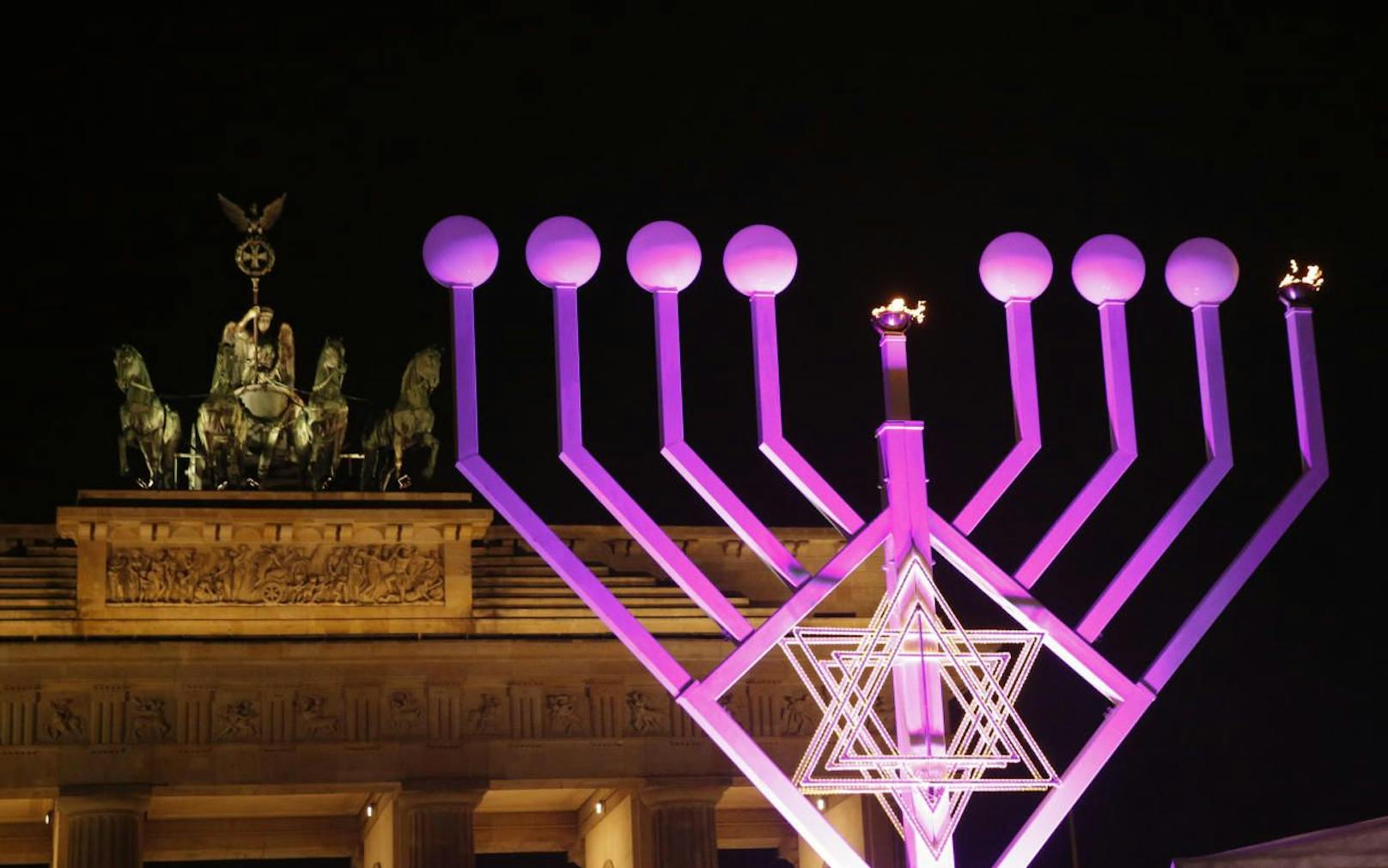 Am Brandenbuger Tor wurde der größte Chanukkaleuchters Europas  anlässlich des Beginns des jüdischen Lichterfestes gezündet,  in Mülheim musste das Fest abgesagt werden.