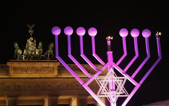 Am Brandenbuger Tor wurde der größte Chanukkaleuchters Europas anlässlich des Beginns des jüdischen Lichterfestes gezündet, in Mülheim musste das Fest abgesagt werden.