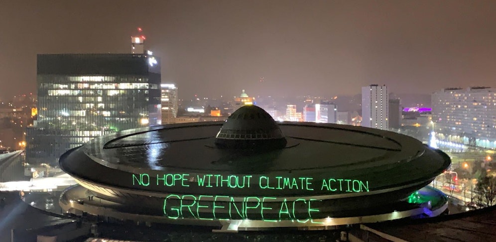 Greenpeace strahlte die Konferenzhalle in Kattowitz an.