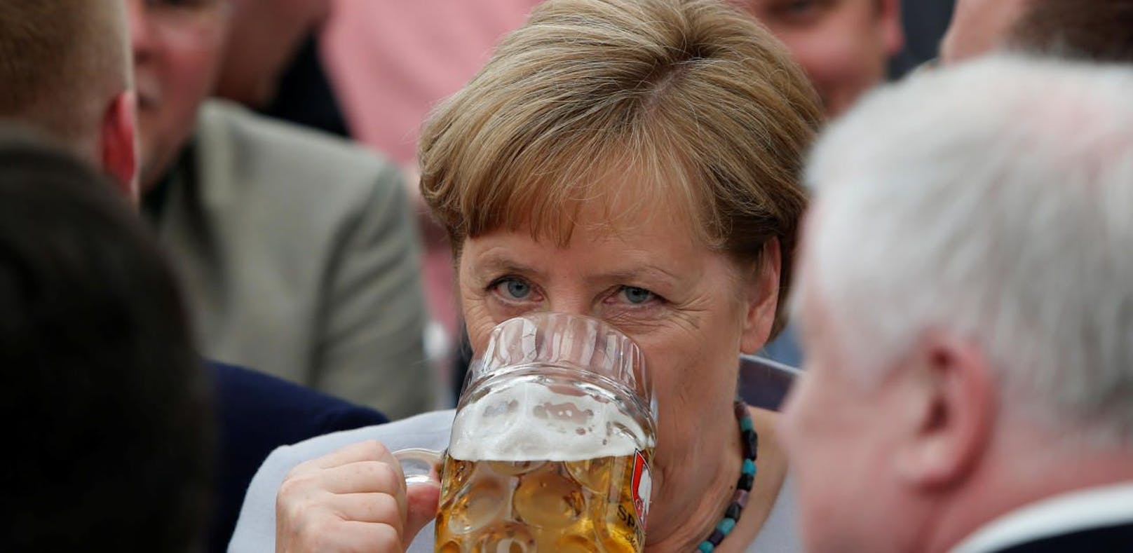 Angela Merkel: Nach dem G7-Gipfel besuchte sie am Sonntag ein Bierfest in München.