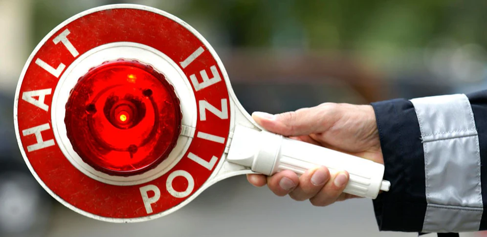 Die Polizei stoppte einen Raser. Symbolfoto