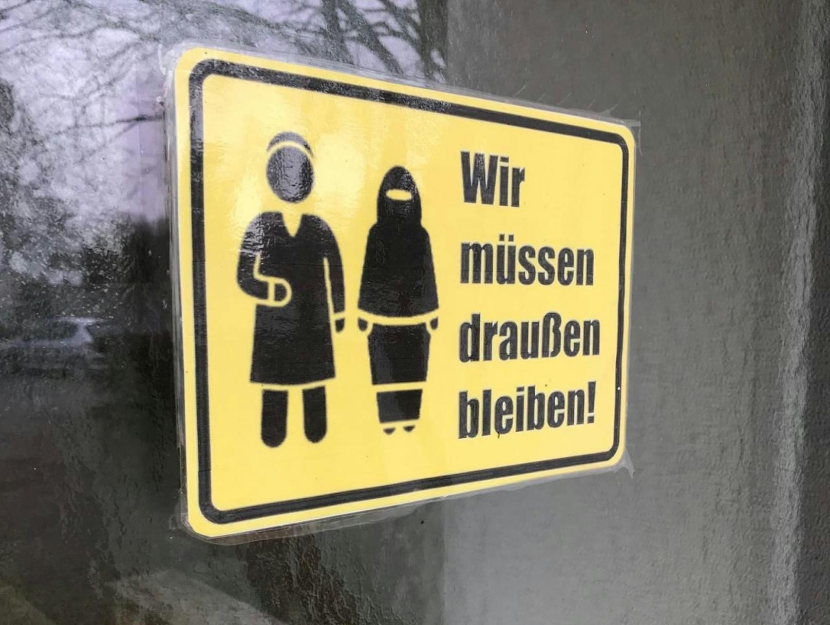 &quot;Islamophobie von der gröberen Sorte... angebracht am Hauseingang eines nicht unbekannten Gewerbetreibenden im Kanton Aargau&quot;, prangert der IZRS auf Twitter an.