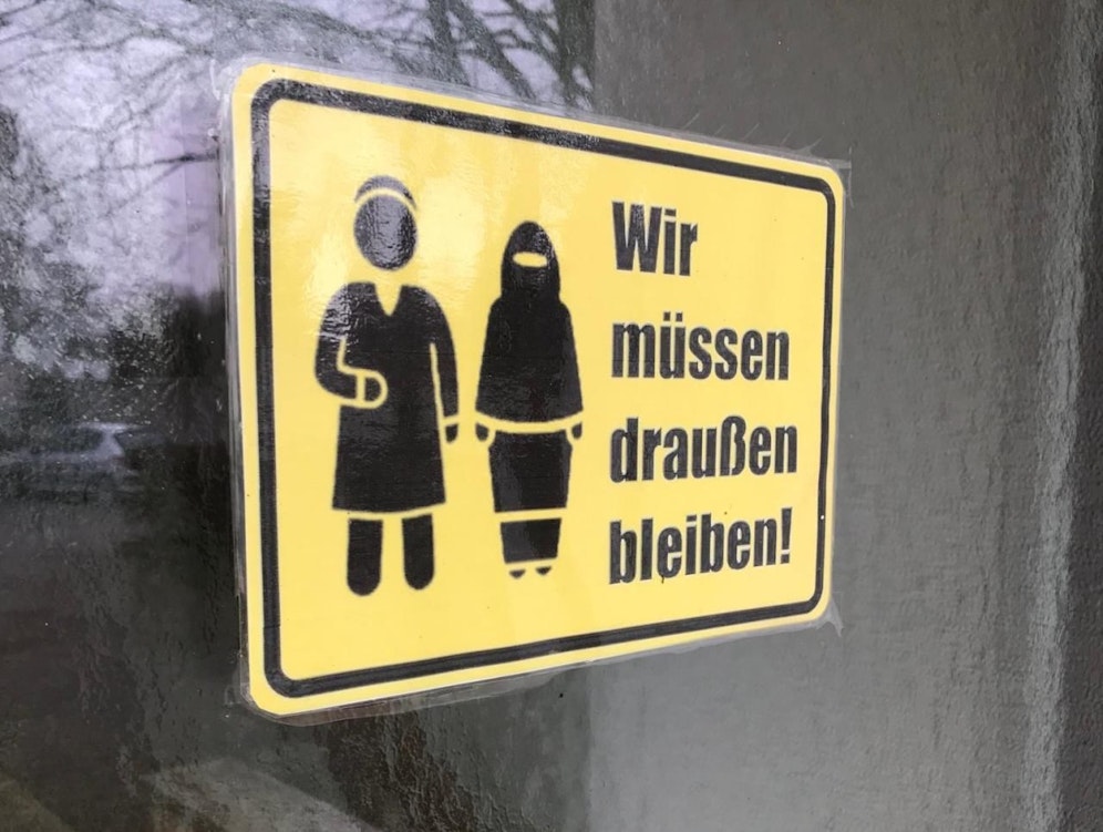 "Islamophobie von der gröberen Sorte... angebracht am Hauseingang eines nicht unbekannten Gewerbetreibenden im Kanton Aargau", prangert der IZRS auf Twitter an.