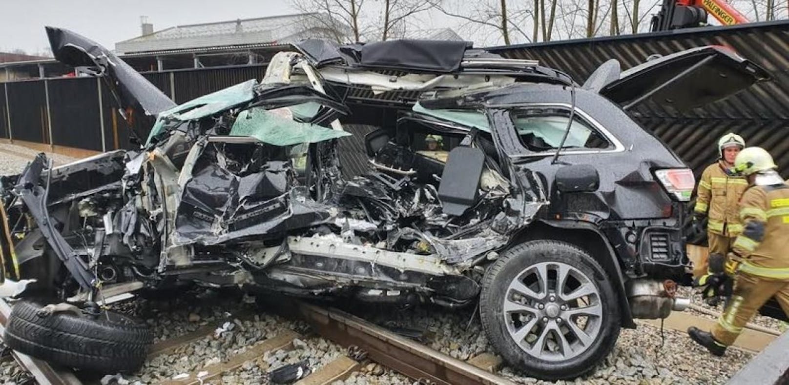 Zug crasht gegen Pkw – Lenker stirbt noch vor Ort