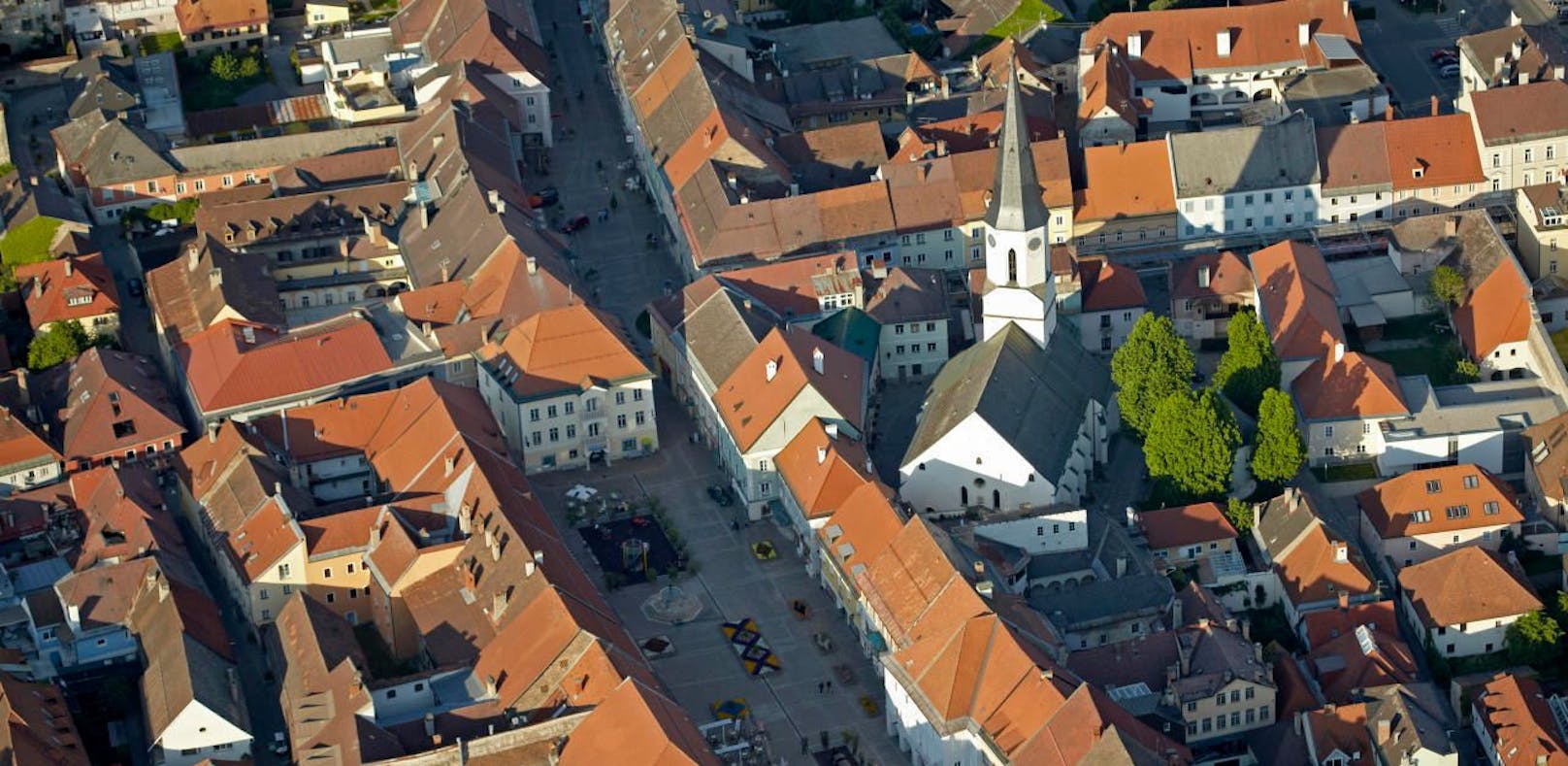 Luftaufnahme von St. Veit an der Glan, das Zentrum des gleichnamigen Bezirkes in Kärnten.
