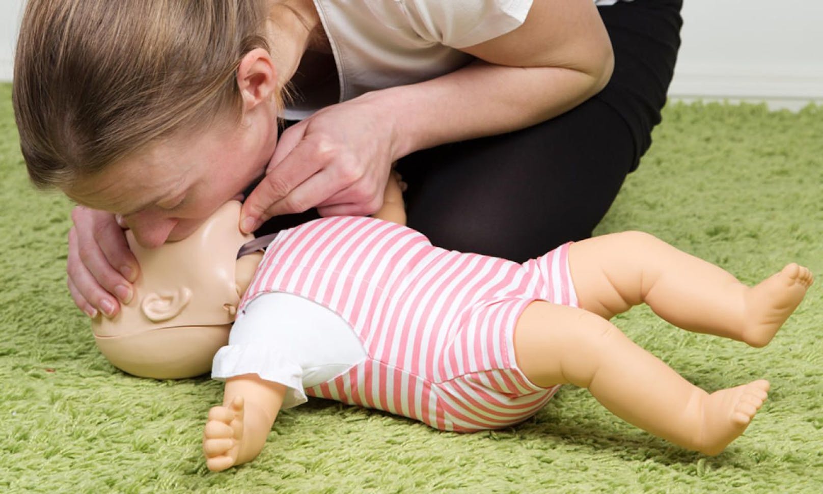 Symbolbild: Erste Hilfe bei einem Säugling.