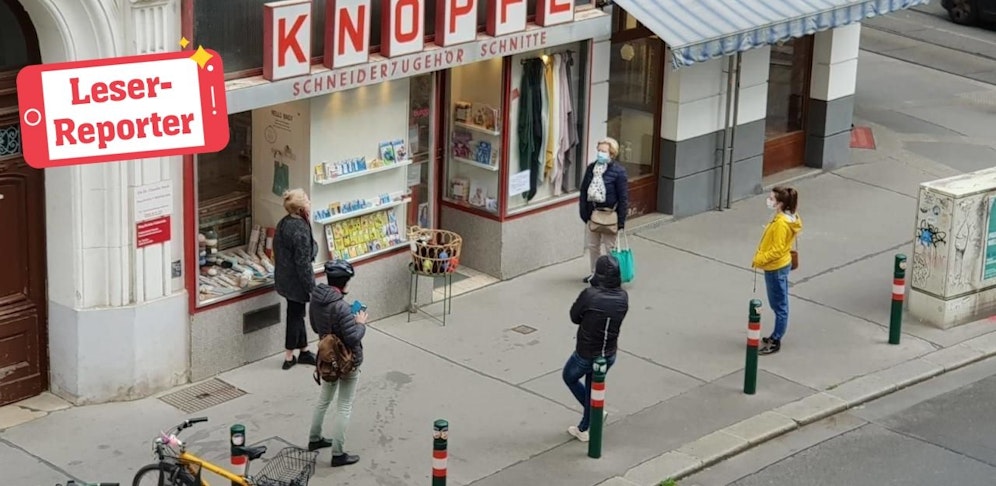 Wartekreis vor Knöpfeladen: Erster Tag in Freiheit