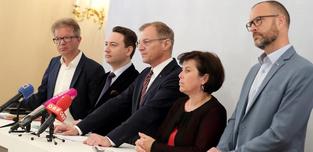 Rudi Anschober, Manfred Haimbuchner, LH Thomas Stelzer, Birgit Gerstorfer und Landespolizeidirektor Andreas Pilsl (v.li.)