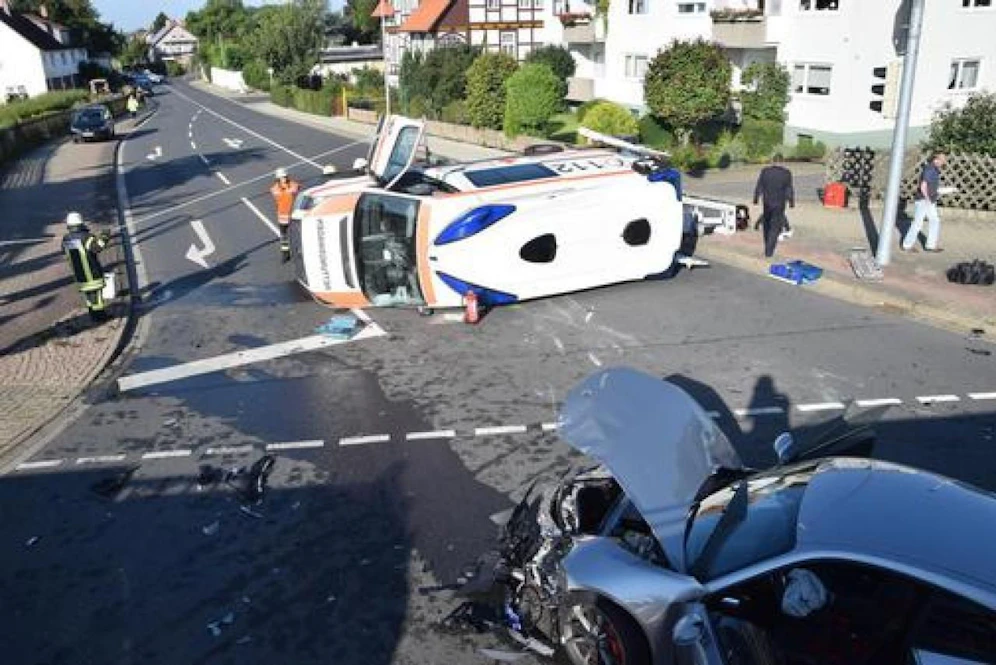 Der Rettungswagen kippte nach dem Crash um