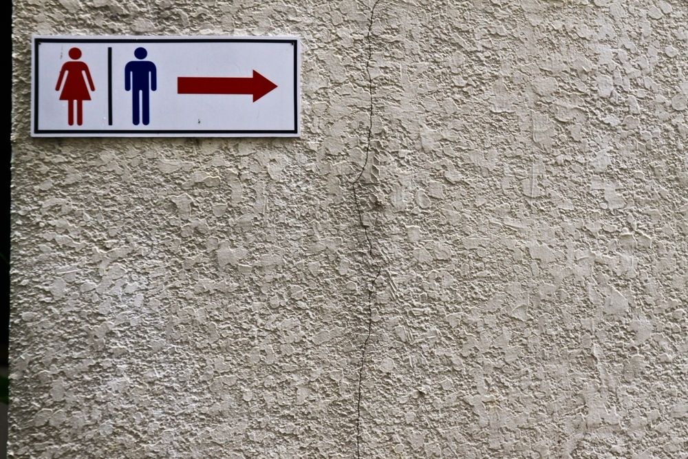 Ein 28-Jähriger wurde beim Pinkeln in einem öffentlichem WC in Salzburg ausgeraubt.