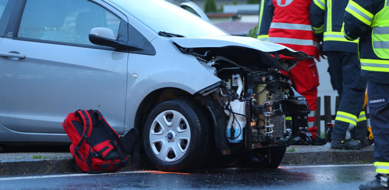 Heute.at - Crash wegen Blitzeis: Drei Verletzte im Krankenhaus
