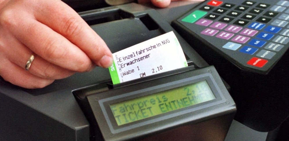 Symbolbild. Ticket-Automat beim Buslenker.