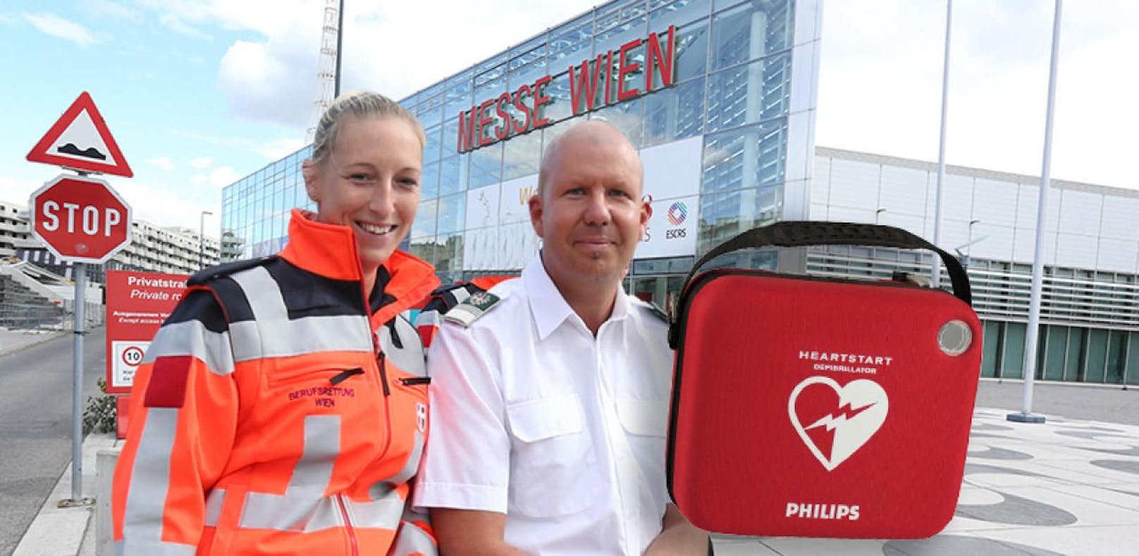 Bibiane B. (31) und ihr Partner Patrick G. (36) von der Berufsrettung Wien griffen zum Defibrillator.