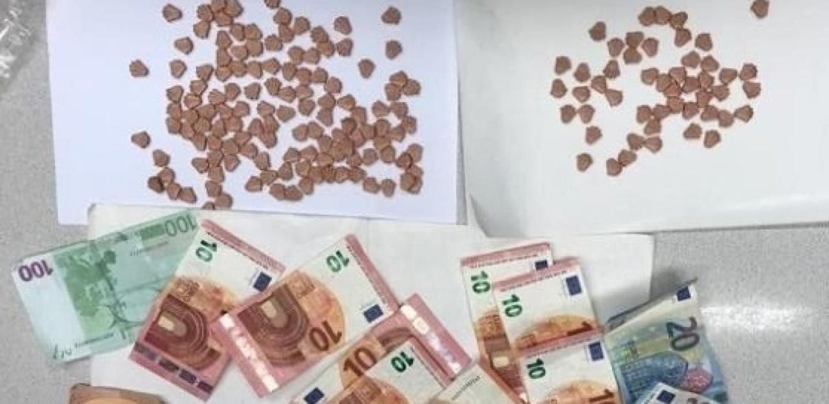 Die Wiener Polizei stellte bei einem 21-Jährigen fast 200 Ecstasy-Tabletten und Bargeld sicher. 