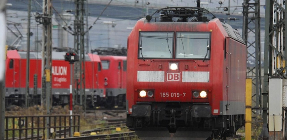 Das junge Mädchen auf dem Zug einen Stromschlag und starb