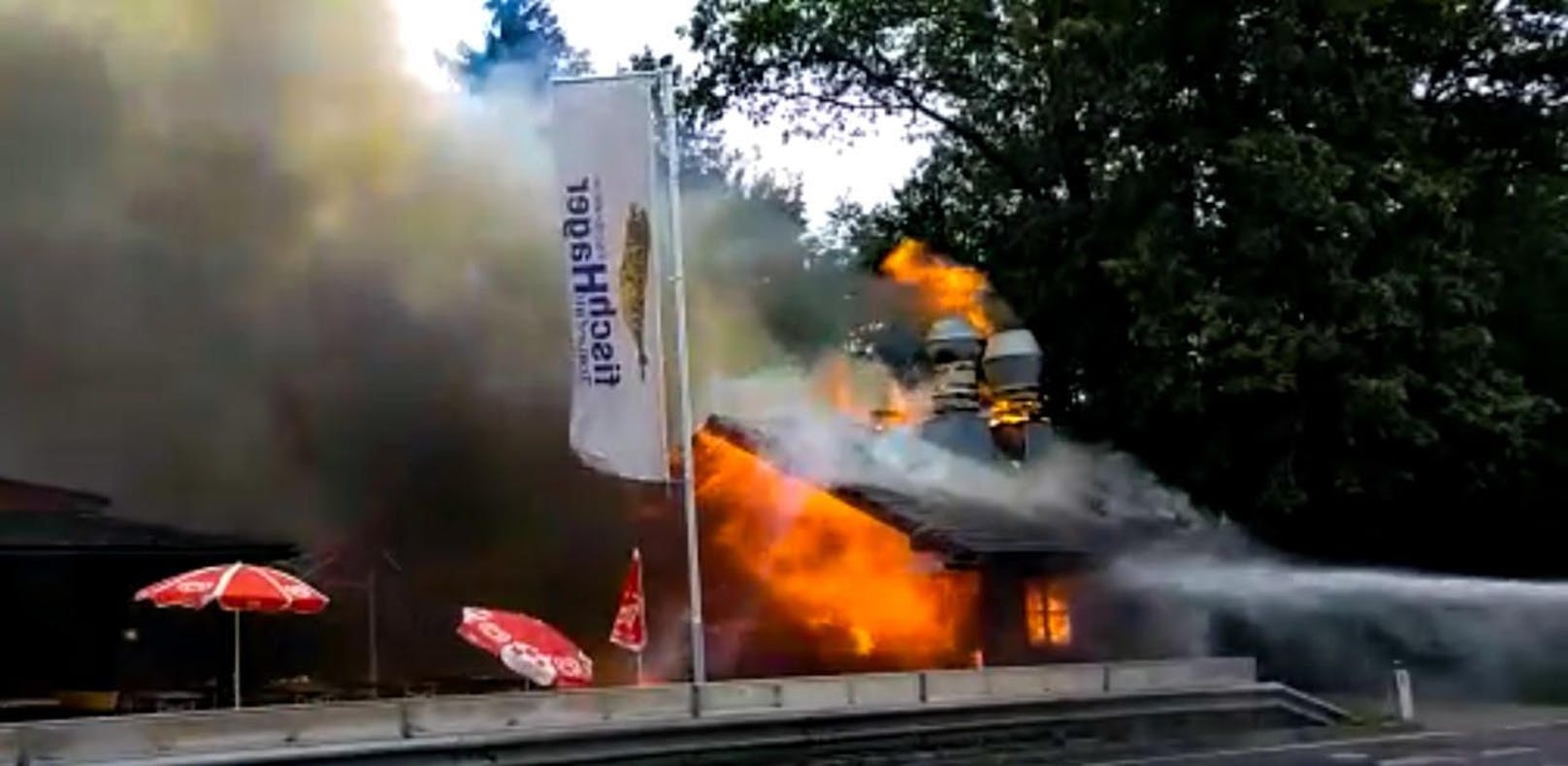 Steckerlfisch-Hütte ging plötzlich in Flammen auf