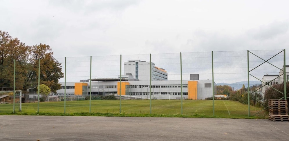 Der Sportplatz (sechs Tennisplätze, ein Fußballplatz) soll an die Gewerkschaft younion verkauft werden.
