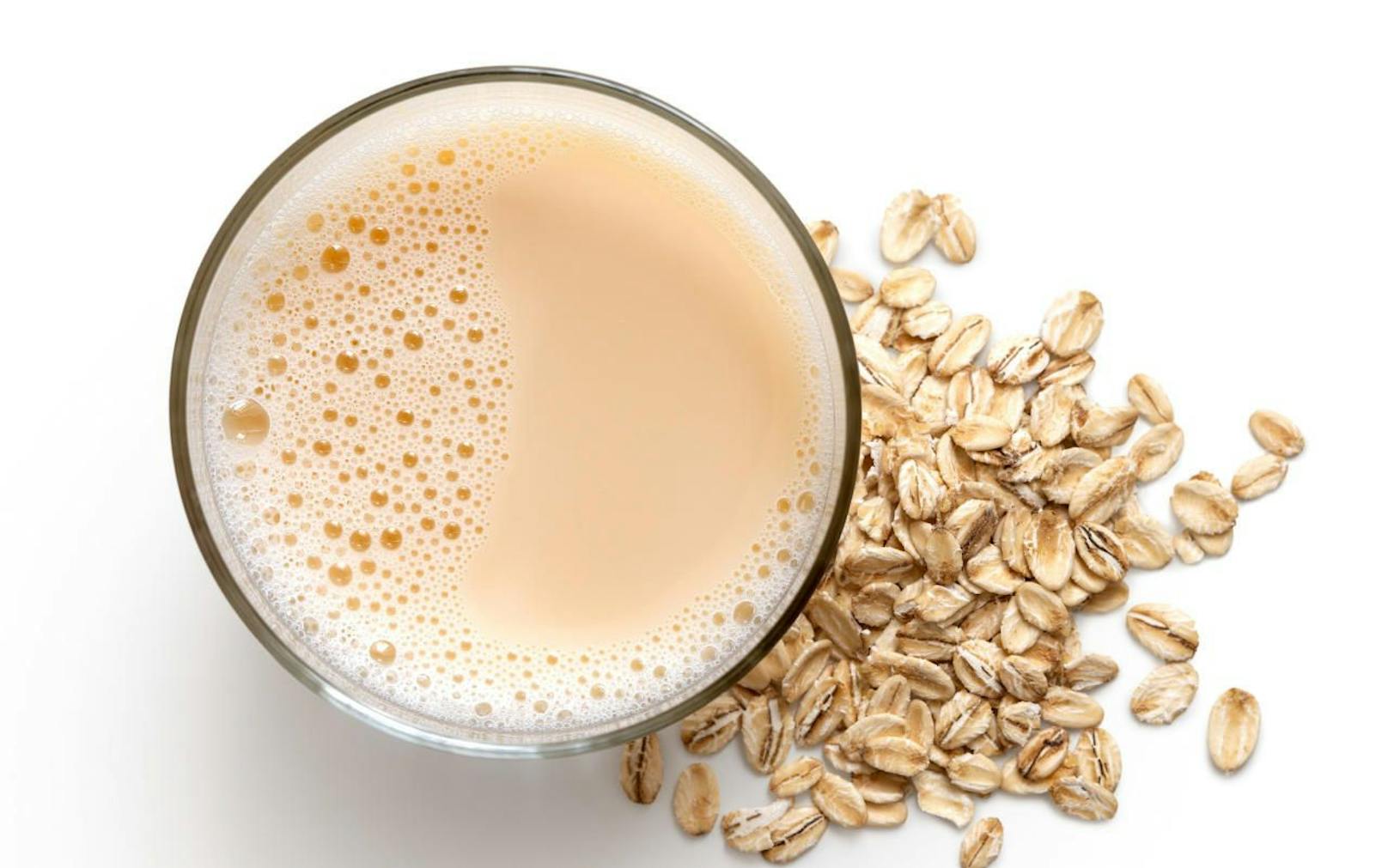 Als Milch dürfen laut Gesetz nur Lebens­mittel bezeichnet werden, die durch Melken aus dem Euter gewonnen werden. Pflanzlicher Milch­ersatz wird daher meist als Drink verkauft.