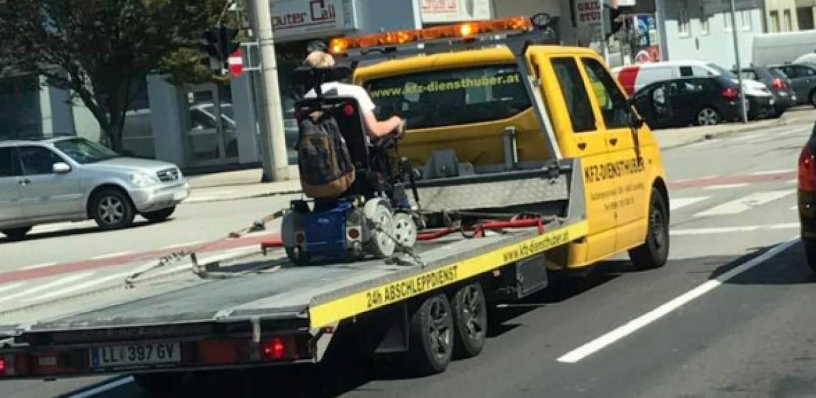 Ungewöhnlich: Der Rollstuhlfahrer wurde am Freitag in Linz abgeschleppt.