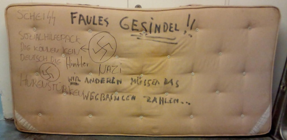 "Faules Gesindel": Wüste Beschimpfungen auf Matratze in Wiener Wohnbau