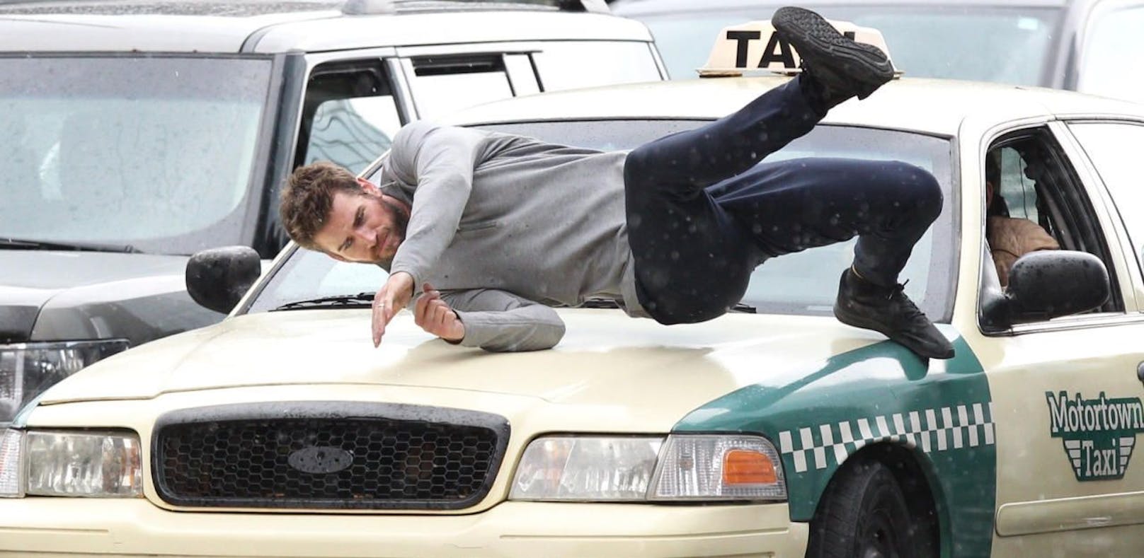 Oh Gott! Liam Hemsworth von Taxi niedergefahren